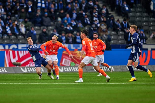 Julian Eitschberger (Hertha BSC, 02), Isac Lidberg (SV Darmstadt 98, 07), harter Einsatz, GER, Hertha BSC vs. ,SV Darmstadt 98, 2. Bundesliga, Saison 2025 2026, 20. Spieltag, 01.02.2026 (DFL REGULATIONS PROHIBIT ANY USE OF PHOTOGRAPHS AS IMAGE SEQUENCES AND OR QUASI - VIDEO). GER, Hertha BSC vs. ,SV Darmstadt 98, 2. Bundesliga, Saison 2025 2026, 20. Spieltag, 01.02.2026 Berlin
