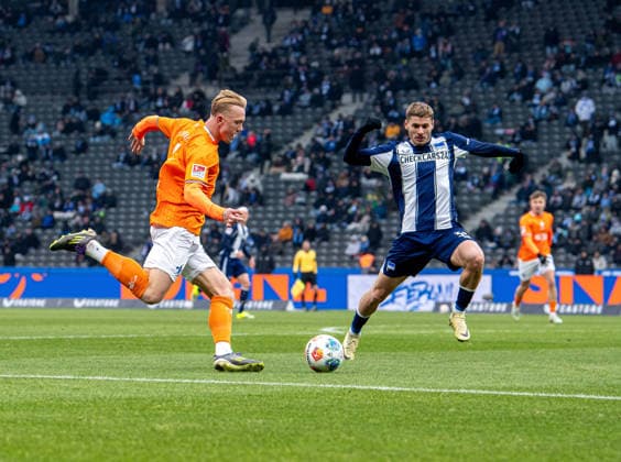 Fussball, Herren, Saison 2025 2026, 2. Bundesliga (20. Spieltag), Hertha BSC - SV Darmstadt 98, v.l. Isac Lidberg (Darmstadt), Marton Dardai (Hertha BSC), 01.02. 2026,