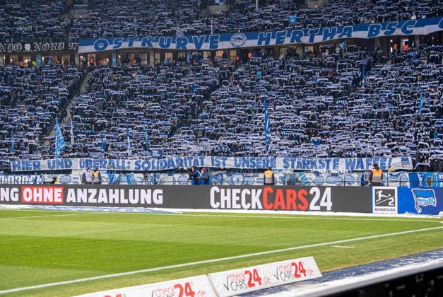 Fussball, Herren, Saison 2025 2026, 2. Bundesliga (20. Spieltag), Hertha BSC - SV Darmstadt 98, Fans von Hertha mit Transparent: Hier und überall: Solidarität ist unsere stärkste Waffe, 01.02. 2026,