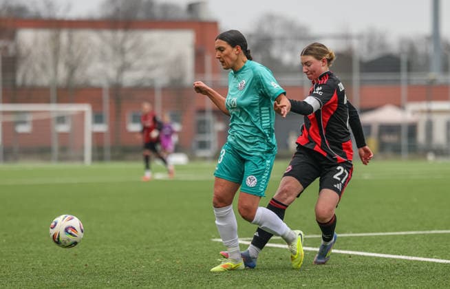 GER, Frankfurt, Eintracht Frankfurt II vs VfR Warbeyen, 2. Frauen Bundesliga, Fussball, DFB, Spielzeit 2025 2026, Stadion am Bretanobad, 15. Spieltag im Bild v.l.: Rahel Lang (VfR Warbeyen 13), Tessa Zimmermann (Eintracht Frankfurt II 20) DFB DFL REGULATIONS PROHIBIT ANY USE OF PHOTOGRAPHS AS IMAGE SEQUENCES AND OR QUASI-VIDEO, 01.02.2026 Copyright: HMBxMedia HendrikxHamelau