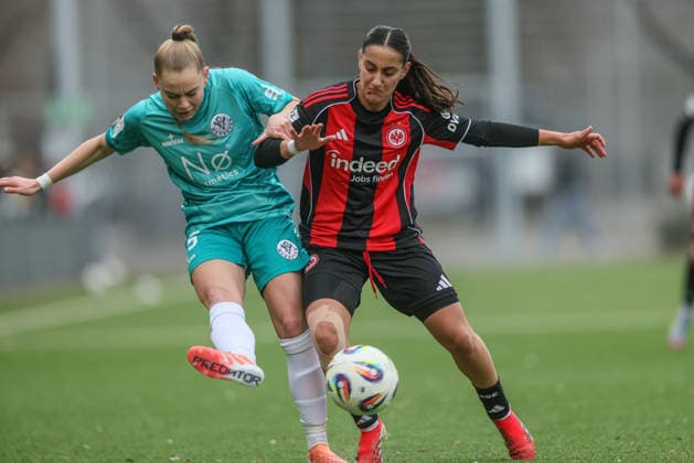 GER, Frankfurt, Eintracht Frankfurt II vs VfR Warbeyen, 2. Frauen Bundesliga, Fussball, DFB, Spielzeit 2025 2026, Stadion am Bretanobad, 15. Spieltag im Bild v.l.: Yael Mollink (VfR Warbeyen 25), Ilyada Acikgöz (Eintracht Frankfurt), Zweikampf DFB DFL REGULATIONS PROHIBIT ANY USE OF PHOTOGRAPHS AS IMAGE SEQUENCES AND OR QUASI-VIDEO, 01.02.2026 Copyright: HMBxMedia HendrikxHamelau