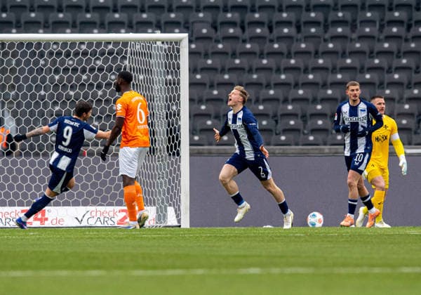 Fussball, Herren, Saison 2025 2026, 2. Bundesliga (20. Spieltag), Hertha BSC - SV Darmstadt 98, v.l. Dawid Kownacki (Hertha BSC), Julian Eitschberger (Hertha BSC), Michael Cuisance (Hertha BSC), Jubel nach Tor zum 2:0, 01.02. 2026,