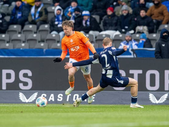 Fussball, Herren, Saison 2025 2026, 2. Bundesliga (20. Spieltag), Hertha BSC - SV Darmstadt 98, v.l. Luca Marseiler (Darmstadt), Julian Eitschberger (Hertha BSC), 01.02. 2026,