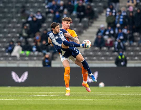 Fussball, Herren, Saison 2025 2026, 2. Bundesliga (20. Spieltag), Hertha BSC - SV Darmstadt 98, v.l. Dawid Kownacki (Hertha BSC), Matej Maglica (Darmstadt), 01.02. 2026,