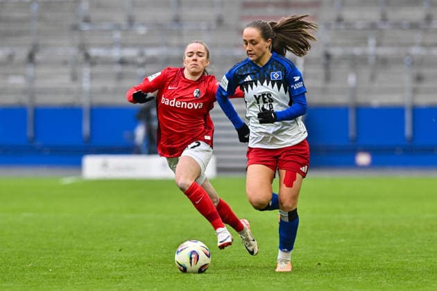 Google Pixel Frauen-Bundesliga; Hamburger SV - SC Freiburg; 01.02.2026 HAMBURG, GERMANY - 01. FEBRUARY: im Duell Lisa KOLB (SC Freiburg Frauen 22) und Camilla LINBERG (Hamburger SV Frauen 47) während dem Match zwischen dem Hamburger SV und dem SC Freiburg am 16. Spieltag der Google Pixel Frauen-Bundesliga im Volksparkstadion Copyright: xBEAUTIFULxSPORTS Goldbergx
