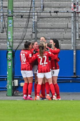 Google Pixel Frauen-Bundesliga; Hamburger SV - SC Freiburg; 01.02.2026 HAMBURG, GERMANY - 01. FEBRUARY: Jubel der Feiburgerinnen nach dem Treffer zum 0-1 durch Julia STIERLI (SC Freiburg Frauen 5) Tor Torschuetze Freude Happy während dem Match zwischen dem Hamburger SV und dem SC Freiburg am 16. Spieltag der Google Pixel Frauen-Bundesliga im Volksparkstadion Copyright: xBEAUTIFULxSPORTS Goldbergx