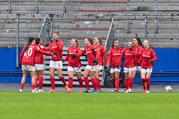 Google Pixel Frauen-Bundesliga; Hamburger SV - SC Freiburg; 01.02.2026 HAMBURG, GERMANY - 01. FEBRUARY: Jubel der Feiburgerinnen nach dem Treffer zum 0-1 durch Julia STIERLI (SC Freiburg Frauen 5) Tor Torschuetze Freude Happy während dem Match zwischen dem Hamburger SV und dem SC Freiburg am 16. Spieltag der Google Pixel Frauen-Bundesliga im Volksparkstadion Copyright: xBEAUTIFULxSPORTS Goldbergx