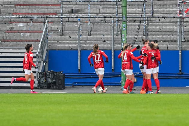 Google Pixel Frauen-Bundesliga; Hamburger SV - SC Freiburg; 01.02.2026 HAMBURG, GERMANY - 01. FEBRUARY: Jubel der Feiburgerinnen nach dem Treffer zum 0-1 durch Julia STIERLI (SC Freiburg Frauen 5) Tor Torschuetze Freude Happy während dem Match zwischen dem Hamburger SV und dem SC Freiburg am 16. Spieltag der Google Pixel Frauen-Bundesliga im Volksparkstadion Copyright: xBEAUTIFULxSPORTS Goldbergx