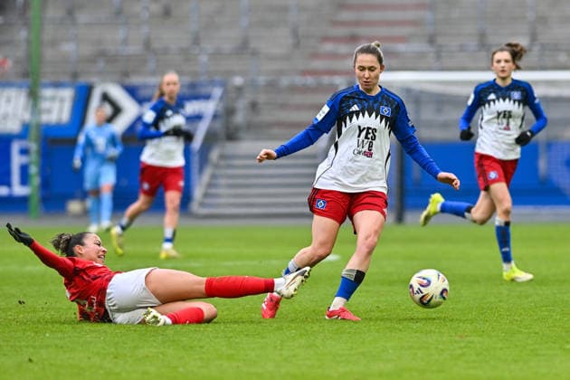 Google Pixel Frauen-Bundesliga; Hamburger SV - SC Freiburg; 01.02.2026 HAMBURG, GERMANY - 01. FEBRUARY: im Duell Nicole OJUKWU (SC Freiburg Frauen 6) und Maria MIKOLAJOVA (Hamburger SV Frauen 27) während dem Match zwischen dem Hamburger SV und dem SC Freiburg am 16. Spieltag der Google Pixel Frauen-Bundesliga im Volksparkstadion Copyright: xBEAUTIFULxSPORTS Goldbergx