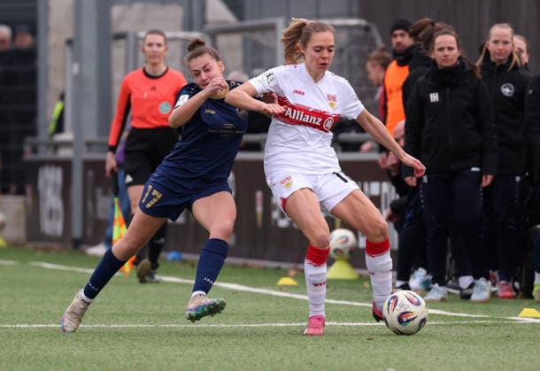 01.02.2026, Deutschland, Stuttgart, Fußball 2. Frauen-Bundesliga, 15. Spieltag, VfB Stuttgart vs. SG 99 Andernach, v.l. Leonie Wäschenbach (SG), Janina Hechler (VfB)