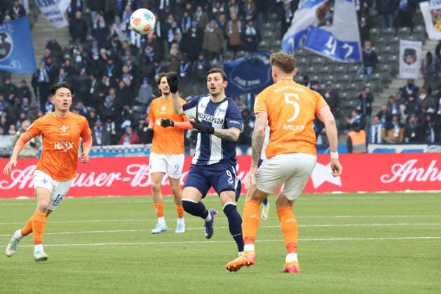 DEU, DFL, 2. FBL, Hertha BSC vs. Darmstadt, 01.02.2026, Berliner Olympiastadion, Berlin, DEU, DFL, 2. FBL, Hertha BSC vs. Darmstadt, im Bild Dawid Kownacki (Hertha BSC Berlin 9), Matej Maglica (Darmstadt 5), HIROKI AKIYAMA (Darmstadt 16) DFL - regulations prohibit any use of Photographs as image sequences and or quasi-video