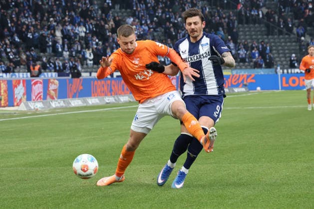DEU, DFL, 2. FBL, Hertha BSC vs. Darmstadt, 01.02.2026, Berliner Olympiastadion, Berlin, DEU, DFL, 2. FBL, Hertha BSC vs. Darmstadt, im Bild Dawid Kownacki (Hertha BSC Berlin 9), Fabian Nuernberger (Darmstadt 15) DFL - regulations prohibit any use of Photographs as image sequences and or quasi-video