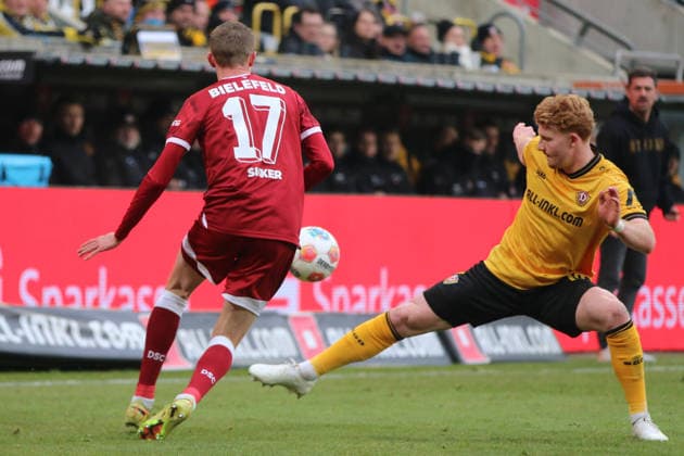 01.02.2026 Fußball Herren 2025 2026 2. Bundesliga 20. Spieltag SG Dynamo Dresden - DSC Arminia Bielefeld Rudolf-Harbig-Stadion Dresden Robert Wagner (Dresden, 18, gelb) versucht Arne Sicker (Arminia, 17, rot) zu stoppen. Dresden Sachsen Deutschland