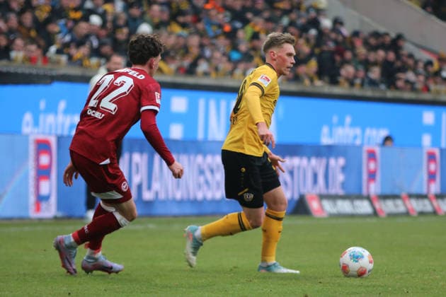 01.02.2026 Fußball Herren 2025 2026 2. Bundesliga 20. Spieltag SG Dynamo Dresden - DSC Arminia Bielefeld Rudolf-Harbig-Stadion Dresden Jonas Sterner (Dresden, 32, gelb) ist vor Jannik Rochelt (Arminia, 22, rot) am Ball. Dresden Sachsen Deutschland