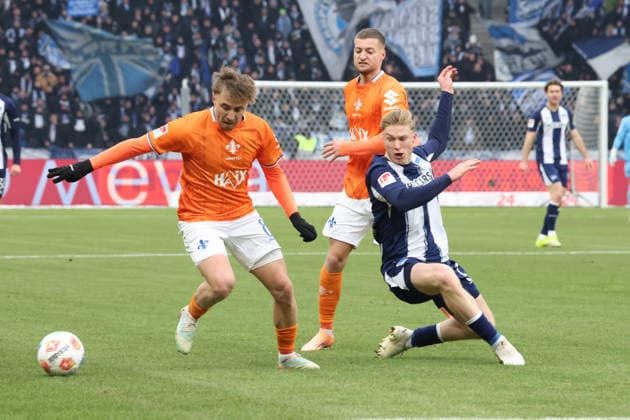 DEU, DFL, 2. FBL, Hertha BSC vs. Darmstadt, 01.02.2026, Berliner Olympiastadion, Berlin, DEU, DFL, 2. FBL, Hertha BSC vs. Darmstadt, im Bild Julian Eitschberger (Hertha BSC Berlin 2), Fabian Nuernberger (Darmstadt 15), Luca Marseiler (Darmstadt 8) DFL - regulations prohibit any use of Photographs as image sequences and or quasi-video