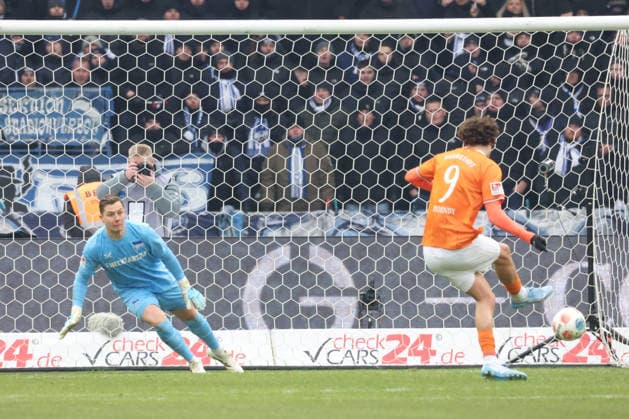 DEU, DFL, 2. FBL, Hertha BSC vs. Darmstadt, 01.02.2026, Berliner Olympiastadion, Berlin, DEU, DFL, 2. FBL, Hertha BSC vs. Darmstadt, im Bild 1:1 durch 11m von Fraser Hornby (Darmstadt 9), Tjark Ernst (Hertha BSC Berlin 1) DFL - regulations prohibit any use of Photographs as image sequences and or quasi-video