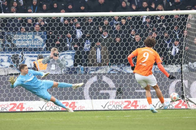 DEU, DFL, 2. FBL, Hertha BSC vs. Darmstadt, 01.02.2026, Berliner Olympiastadion, Berlin, DEU, DFL, 2. FBL, Hertha BSC vs. Darmstadt, im Bild 1:1 durch 11m von Fraser Hornby (Darmstadt 9), Tjark Ernst (Hertha BSC Berlin 1) DFL - regulations prohibit any use of Photographs as image sequences and or quasi-video