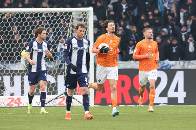 DEU, DFL, 2. FBL, Hertha BSC vs. Darmstadt, 01.02.2026, Berliner Olympiastadion, Berlin, DEU, DFL, 2. FBL, Hertha BSC vs. Darmstadt, im Bild 1:1 durch 11m von Fraser Hornby (Darmstadt 9), Linus Gechter (Hertha BSC Berlin 44), Pascal Klemens (Hertha BSC Berlin 41) DFL - regulations prohibit any use of Photographs as image sequences and or quasi-video