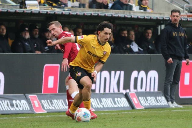 01.02.2026 Fußball Herren 2025 2026 2. Bundesliga 20. Spieltag SG Dynamo Dresden - DSC Arminia Bielefeld Rudolf-Harbig-Stadion Dresden Jason Ceka (Dresden, 7, gelb) ist vor Arne Sicker (Arminia, 17, rot) am Ball. Dresden Sachsen Deutschland