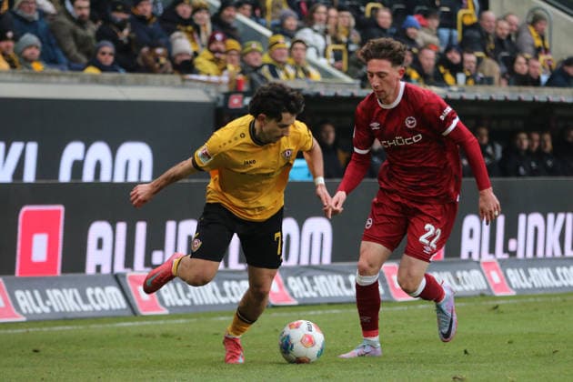 01.02.2026 Fußball Herren 2025 2026 2. Bundesliga 20. Spieltag SG Dynamo Dresden - DSC Arminia Bielefeld Rudolf-Harbig-Stadion Dresden Jason Ceka (Dresden, 7, gelb) im Duell mit Jannik Rochelt (Arminia, 22, rot). Dresden Sachsen Deutschland