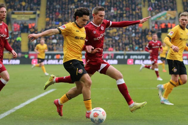 01.02.2026 Fußball Herren 2025 2026 2. Bundesliga 20. Spieltag SG Dynamo Dresden - DSC Arminia Bielefeld Rudolf-Harbig-Stadion Dresden Jason Ceka (Dresden, 7, gelb) im Zweikampf mit Arne Sicker (Arminia, 17, rot). Dresden Sachsen Deutschland