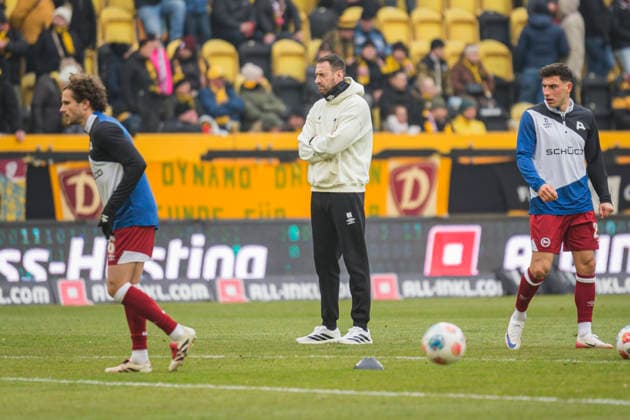 01.02.2026, xomx, Fussball 2.Bundesliga, Dynamo Dresden - Arminia Bielefeld v.l. Michel Kniat (Arminia Bielefeld Trainer) (DFL DFB REGULATIONS PROHIBIT ANY USE OF PHOTOGRAPHS as IMAGE SEQUENCES and or QUASI-VIDEO) Dresden