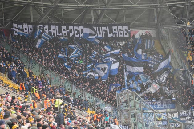 01.02.2026, xomx, Fussball 2.Bundesliga, Dynamo Dresden - Arminia Bielefeld v.l. Fans Bielefeld. (DFL DFB REGULATIONS PROHIBIT ANY USE OF PHOTOGRAPHS as IMAGE SEQUENCES and or QUASI-VIDEO) Dresden