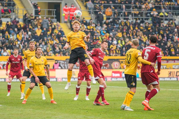 01.02.2026, xomx, Fussball 2.Bundesliga, Dynamo Dresden - Arminia Bielefeld v.l. Robert Wagner (Dynamo Dresden) mit dem Kopf am Ball. Kopfball (DFL DFB REGULATIONS PROHIBIT ANY USE OF PHOTOGRAPHS as IMAGE SEQUENCES and or QUASI-VIDEO) Dresden