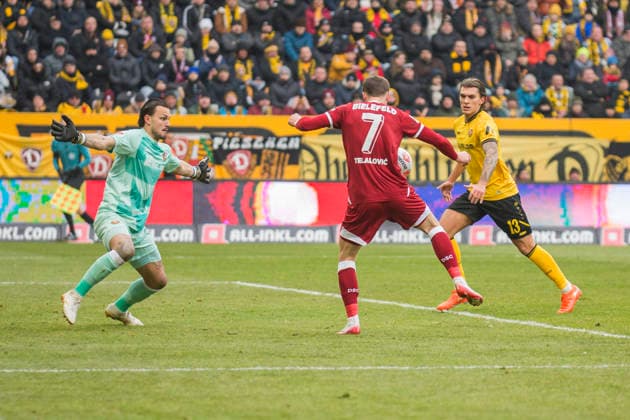 01.02.2026, xomx, Fussball 2.Bundesliga, Dynamo Dresden - Arminia Bielefeld v.l. kein jubelt, Torjubel, Tor, Goal, Jubel, Freude, freuen, DSC, Semir Telalovic (Arminia Bielefeld). Tim Stanislav Schreiber (Dynamo Dresden), Julian Andreas Pauli (Dynamo Dresden). (DFL DFB REGULATIONS PROHIBIT ANY USE OF PHOTOGRAPHS as IMAGE SEQUENCES and or QUASI-VIDEO) Dresden
