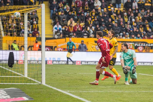 01.02.2026, xomx, Fussball 2.Bundesliga, Dynamo Dresden - Arminia Bielefeld v.l. kein jubelt, Torjubel, Tor, Goal, Jubel, Freude, freuen, DSC, Semir Telalovic (Arminia Bielefeld). Tim Stanislav Schreiber (Dynamo Dresden), Julian Andreas Pauli (Dynamo Dresden). (DFL DFB REGULATIONS PROHIBIT ANY USE OF PHOTOGRAPHS as IMAGE SEQUENCES and or QUASI-VIDEO) Dresden