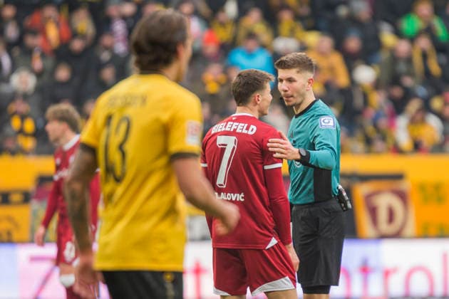 01.02.2026, xomx, Fussball 2.Bundesliga, Dynamo Dresden - Arminia Bielefeld v.l. kein jubelt, Torjubel, Tor, Goal, Jubel, Freude, freuen, DSC, Semir Telalovic (Arminia Bielefeld). Tim Stanislav Schreiber (Dynamo Dresden), Julian Andreas Pauli (Dynamo Dresden). (DFL DFB REGULATIONS PROHIBIT ANY USE OF PHOTOGRAPHS as IMAGE SEQUENCES and or QUASI-VIDEO) Dresden