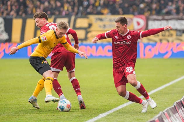 01.02.2026, xomx, Fussball 2.Bundesliga, Dynamo Dresden - Arminia Bielefeld v.l. Jonas Sterner (Dynamo Dresden), Jannik Rochelt (Arminia Bielefeld), Marius Wörl (Arminia Bielefeld) im Kampf um den Ball (DFL DFB REGULATIONS PROHIBIT ANY USE OF PHOTOGRAPHS as IMAGE SEQUENCES and or QUASI-VIDEO) Dresden