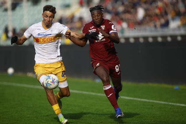 Duvan Zapata of Torino FC and Gabriel Tiago of US Lecce fighting for the ball during the Italian Serie A 2025 26 season football match between Torino FC and US Lecce on 01 February 2026 at Stadio Olimpico Grende Torino ,Turin, Italy. Photo Nderim KACELI  Copyright: xNderimxKaceli IPAxSportx xipa-agency.netx xx IPA_70838347 IPA_Agency_IPA70838347