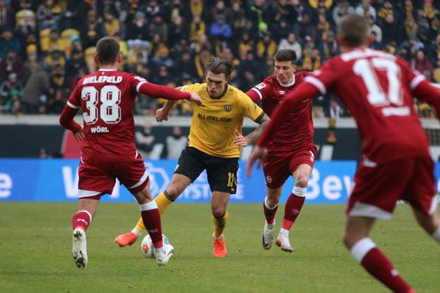 01.02.2026 Fußball Herren 2025 2026 2. Bundesliga 20. Spieltag SG Dynamo Dresden - DSC Arminia Bielefeld Rudolf-Harbig-Stadion Dresden Julian Pauli (Dresden, 13, gelb) im Duell mit Marius Wörl (Arminia, 38, rot) und Semir Telalovic (Arminia, 7, rot). Dresden Sachsen Deutschland