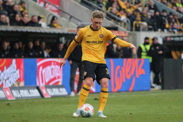 01.02.2026 Fußball Herren 2025 2026 2. Bundesliga 20. Spieltag SG Dynamo Dresden - DSC Arminia Bielefeld Rudolf-Harbig-Stadion Dresden Jonas Sterner (Dresden, 32, gelb) am Ball. Dresden Sachsen Deutschland