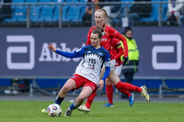 v.li.: Pauline Machtens (Hamburger SV, HSV, 28) und Meret Felde (SC Freiburg, 4) im Zweikampf, Duell, Dynamik, Aktion, Action, Spielszene, DIE DFB-RICHTLINIEN UNTERSAGEN JEGLICHE NUTZUNG VON FOTOS ALS SEQUENZBILDER UND ODER VIDEOÄHNLICHE FOTOSTRECKEN. DFB REGULATIONS PROHIBIT ANY USE OF PHOTOGRAPHS AS IMAGE SEQUENCES AND OR QUASI-VIDEO., 01.02.2026, (), Fussball, Google Pixel Frauen-Bundesliga, Hamburger SV - SC Freiburg