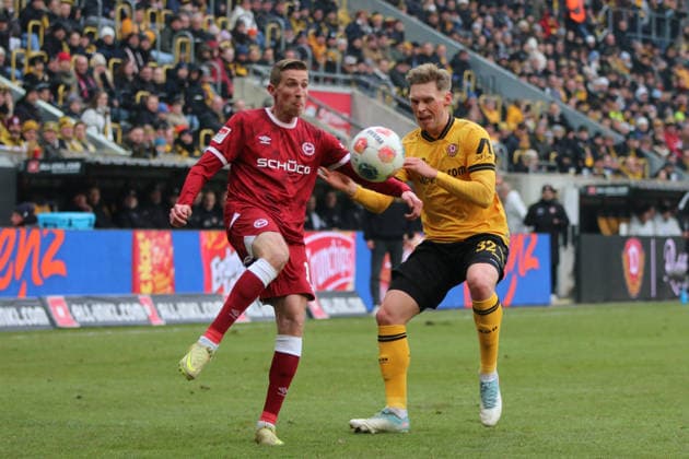 01.02.2026 Fußball Herren 2025 2026 2. Bundesliga 20. Spieltag SG Dynamo Dresden - DSC Arminia Bielefeld Rudolf-Harbig-Stadion Dresden Jonas Sterner (Dresden, 32, gelb) im Duell mit Arne Sicker (Arminia, 17, rot). Dresden Sachsen Deutschland