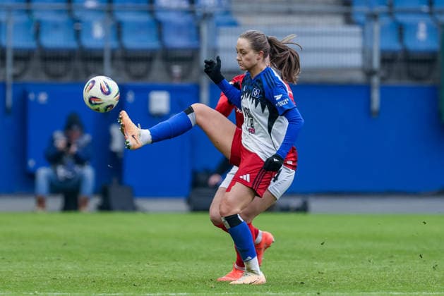 Camilla Linberg (Hamburger SV, HSV, 47) am Ball, Einzelbild, Ganzkörper, Aktion, Action, Spielszene, DIE DFB-RICHTLINIEN UNTERSAGEN JEGLICHE NUTZUNG VON FOTOS ALS SEQUENZBILDER UND ODER VIDEOÄHNLICHE FOTOSTRECKEN. DFB REGULATIONS PROHIBIT ANY USE OF PHOTOGRAPHS AS IMAGE SEQUENCES AND OR QUASI-VIDEO., 01.02.2026, (), Fussball, Google Pixel Frauen-Bundesliga, Hamburger SV - SC Freiburg