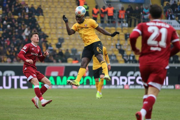 01.02.2026 Fußball Herren 2025 2026 2. Bundesliga 20. Spieltag SG Dynamo Dresden - DSC Arminia Bielefeld Rudolf-Harbig-Stadion Dresden Kofi Amoako (Dresden, 6, gelb) bei einem Kopfball. Dresden Sachsen Deutschland