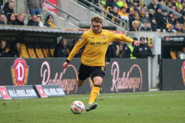 01.02.2026 Fußball Herren 2025 2026 2. Bundesliga 20. Spieltag SG Dynamo Dresden - DSC Arminia Bielefeld Rudolf-Harbig-Stadion Dresden Luca Herrmann (Dresden, 8, gelb) schlägt eine Flanke. Dresden Sachsen Deutschland