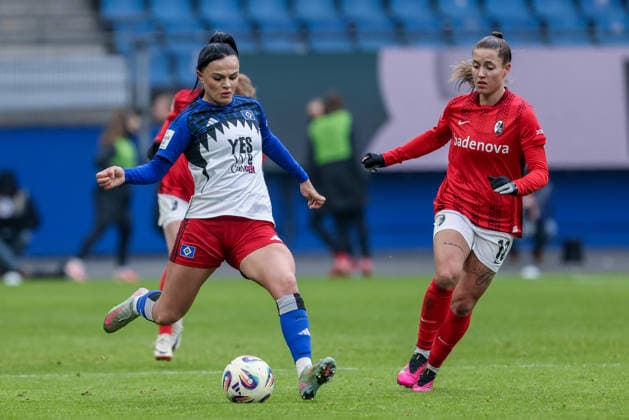 v.li.: Nigar Mirzaliyeva (Hamburger SV, HSV, 4) und Selina Vobian (SC Freiburg, 10) im Zweikampf, Duell, Dynamik, Aktion, Action, Spielszene, DIE DFB-RICHTLINIEN UNTERSAGEN JEGLICHE NUTZUNG VON FOTOS ALS SEQUENZBILDER UND ODER VIDEOÄHNLICHE FOTOSTRECKEN. DFB REGULATIONS PROHIBIT ANY USE OF PHOTOGRAPHS AS IMAGE SEQUENCES AND OR QUASI-VIDEO., 01.02.2026, (), Fussball, Google Pixel Frauen-Bundesliga, Hamburger SV - SC Freiburg