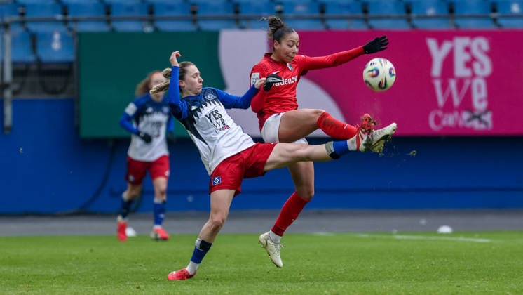 v.li.: Maria Mikolajova (Hamburger SV, HSV, 27) und Nicole Ojukwu (SC Freiburg, 6) im Zweikampf, Duell, Dynamik, Aktion, Action, Spielszene, DIE DFB-RICHTLINIEN UNTERSAGEN JEGLICHE NUTZUNG VON FOTOS ALS SEQUENZBILDER UND ODER VIDEOÄHNLICHE FOTOSTRECKEN. DFB REGULATIONS PROHIBIT ANY USE OF PHOTOGRAPHS AS IMAGE SEQUENCES AND OR QUASI-VIDEO., 01.02.2026, (), Fussball, Google Pixel Frauen-Bundesliga, Hamburger SV - SC Freiburg