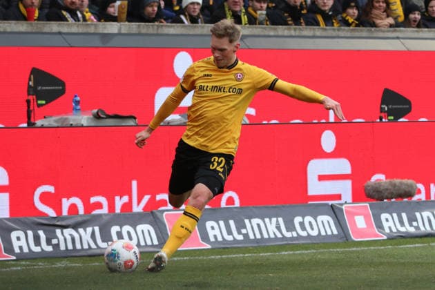 01.02.2026 Fußball Herren 2025 2026 2. Bundesliga 20. Spieltag SG Dynamo Dresden - DSC Arminia Bielefeld Rudolf-Harbig-Stadion Dresden Jonas Sterner (Dresden, 32, gelb) schlägt eine Flanke. Dresden Sachsen Deutschland