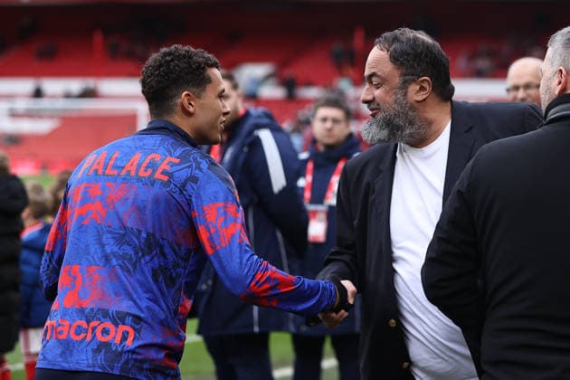 Nottingham Forest v Crystal Palace, Premier League Brennan Johnson of Crystal Palace shakes hands with Nottingham Forest owner Evangelos Marinakis before the Nottingham Forest v Crystal Palace Premier League match at the City Ground, West Bridgford, England on 1 February 2026 Credit: Ryan Crockett Every Second Media Editorial use only. All images are copyright Every Second Media Limited. No images may be reproduced without prior permission. All rights reserved. Premier League and Football League images are subject to licensing agreements with Football DataCo Limited. see https: www.football-dataco.com Copyright: xIMAGO EveryxSecondxMediax ESM-1783-0011 RyanxCrockettx xEveryxSecondxMediax