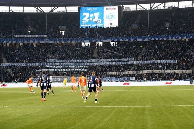 01.02.2026, xtgx, Fussball 2.Bundesliga, Hertha BSC Berlin - SV Darmstadt 98 v.l. Fans Zuschauer Hertha BSC Trikots Schals Fahnen Emotionen Ultras Harlekinz Spruchband (DFL DFB REGULATIONS PROHIBIT ANY USE OF PHOTOGRAPHS as IMAGE SEQUENCES and or QUASI-VIDEO) Berlin