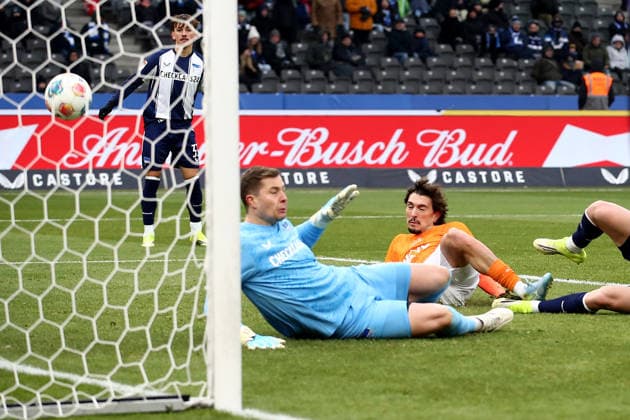 01.02.2026, xtgx, Fussball 2.Bundesliga, Hertha BSC Berlin - SV Darmstadt 98 v.l. Fraser Hornby (SV Darmstadt 98) Torschuetze, erzielt das Tor, Treffer, scores the goal 2:1 Tjark Ernst (Hertha BSC Berlin) (DFL DFB REGULATIONS PROHIBIT ANY USE OF PHOTOGRAPHS as IMAGE SEQUENCES and or QUASI-VIDEO) Berlin
