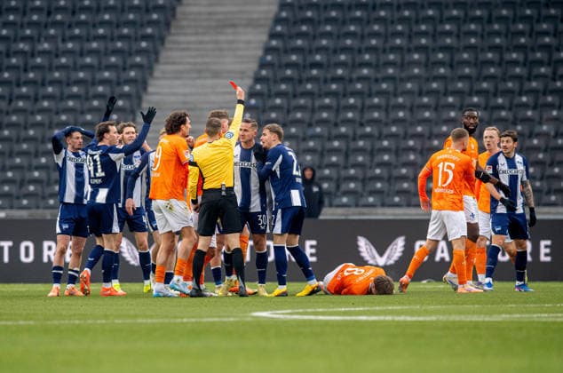 Fussball, Herren, Saison 2025 2026, 2. Bundesliga (20. Spieltag), Hertha BSC - SV Darmstadt 98, Schiedsrichter Florian Lechner zeigt Dawid Kownacki (rechts, Hertha BSC) die rote Karte, 01.02. 2026,