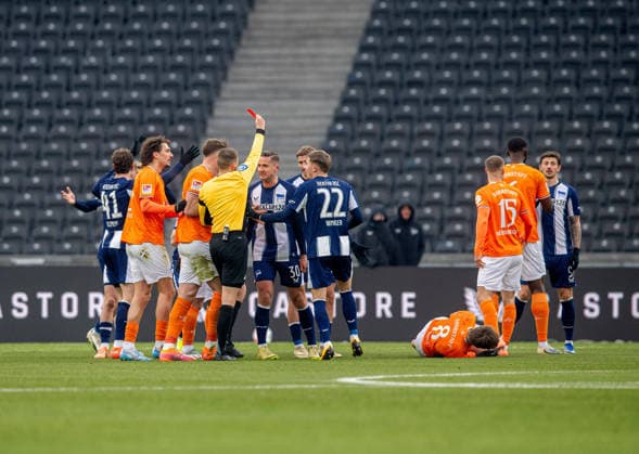 Fussball, Herren, Saison 2025 2026, 2. Bundesliga (20. Spieltag), Hertha BSC - SV Darmstadt 98, Schiedsrichter Florian Lechner zeigt Dawid Kownacki (rechts, Hertha BSC) die rote Karte, 01.02. 2026,