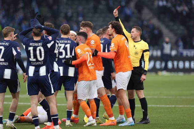 01.02.2026, xtgx, Fussball 2.Bundesliga, Hertha BSC Berlin - SV Darmstadt 98 v.l. Schiedsrichter Referee Florian Lechner zeigt David Kownacki (Hertha BSC Berlin) die rote Karte (DFL DFB REGULATIONS PROHIBIT ANY USE OF PHOTOGRAPHS as IMAGE SEQUENCES and or QUASI-VIDEO) Berlin