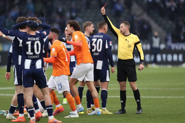 01.02.2026, xtgx, Fussball 2.Bundesliga, Hertha BSC Berlin - SV Darmstadt 98 v.l. Schiedsrichter Referee Florian Lechner zeigt David Kownacki (Hertha BSC Berlin) die rote Karte (DFL DFB REGULATIONS PROHIBIT ANY USE OF PHOTOGRAPHS as IMAGE SEQUENCES and or QUASI-VIDEO) Berlin